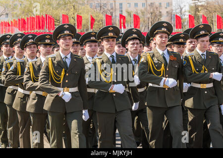 SAMARA - 5. Mai: Generalprobe der militärischen Parade während der Feier der Tag des Sieges im Großen Vaterländischen Krieg - russische Soldaten marschieren auf der Stockfoto