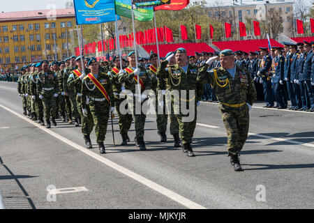 SAMARA - 5. Mai: Generalprobe der militärischen Parade während der Feier der Tag des Sieges im Großen Vaterländischen Krieg - russische Soldaten marschieren auf der Stockfoto