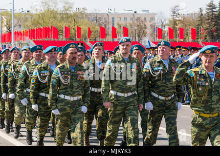 SAMARA - 5. Mai: Generalprobe der militärischen Parade während der Feier der Tag des Sieges im Großen Vaterländischen Krieg - russische Soldaten marschieren auf der Stockfoto