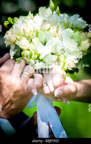 Hochzeit. Dekor. Der Braut Schuhe, eine schöne Hochzeit Bouquet, Ringe, Anstecker und Schmuck schön auf einem grauen Hintergrund Holz gelegt werden. Nach oben V Stockfoto