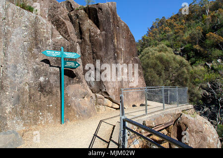 Schild mit Wegbeschreibungen zu den verschiedenen Standorten und robuste trail Wege rund um Cataract Gorge bei Launceston, Tasmanien Stockfoto