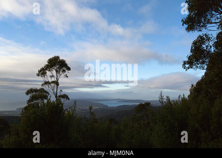 Am frühen Morgen Blick von Mount Wellington in Tasmanien. Silhouetten gegen das Brechen der Tag. Stockfoto