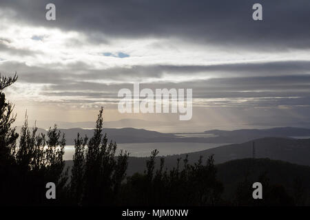 Am frühen Morgen Blick von Mount Wellington in Tasmanien. Silhouetten gegen das Brechen der Tag. Stockfoto