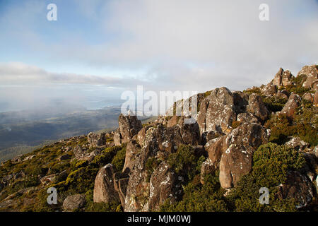 Blick auf Hobart wie die Wolken vom Gipfel des Mount Wellington in Tasmanien. Die Nationalparks haben die Pinnacle Tierheim und der Promenade. Stockfoto