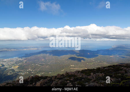 Blick auf Hobart wie die Wolken vom Gipfel des Mount Wellington in Tasmanien. Die Nationalparks haben die Pinnacle Tierheim und der Promenade. Stockfoto