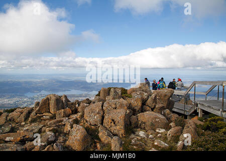 Hobart, Tasmanien, Australien: 28. März 2018: Touristen genießen Sie den Blick auf Hobart aus der Pinacle Aussichtspunkt auf dem Gipfel des Mount Wellington. Stockfoto