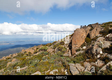 Touristen genießen Sie den Blick auf Hobart vom Gipfel des Mount Wellington in Tasmanien Stockfoto