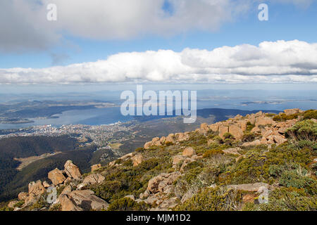 Blick auf Hobart vom Mount Wellington auf einer wunderschönen blauen Himmel mit weißen Wolken. Stockfoto