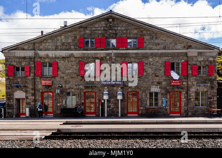 Poschiavo, Graubünden, Schweiz - 10 AUGUST 2016: Ospizio Bernina (Bernina Pass), auf 2253 m - 7403 m der höchste Bahnhof der Rhätischen Bahn Stockfoto