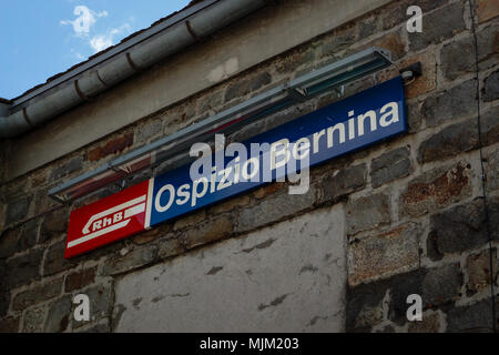 Poschiavo, Graubünden, Schweiz - 10 AUGUST 2016: Typenschild der Ospizio Bernina Bahnhof der Rhätischen Bahn Stockfoto