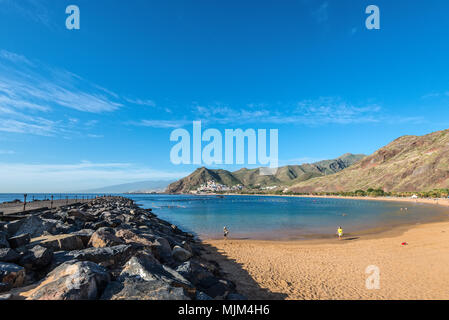 Santa Cruz de Tenerife, Kanarische Inseln, Spanien - Dezember 11, 2016: Der Damm, den berühmten Las Teresitas Strand in der Nähe von Santa Cruz de Tenerife schützt i Stockfoto