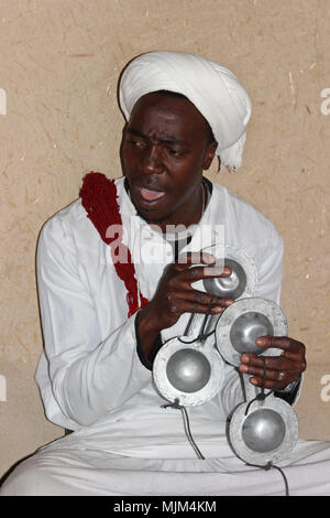 Berber Musiker spielen Krakebs Stockfoto