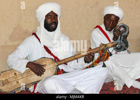 Berber Musiker spielen eine Gimbrie (l) und Krakebs (r) Stockfoto