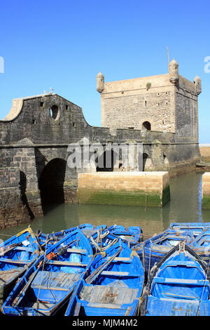 Fischerboote in Essaouira Hafen gegen Kulisse der Zitadelle Stockfoto