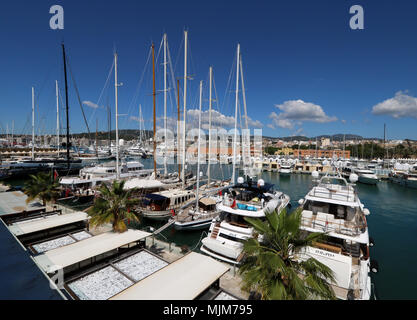Luxus Mallorca - Blick über Motoryachten und Segelyachten - Boote bei Palma International Boat Show 2018 / Palma Superyacht Show 2018, Moll Stockfoto