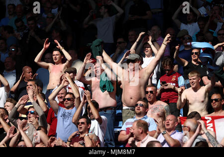 West Ham United Fans feiern nach dem Abpfiff des Premier League Match für die King Power Stadion, Leicester. Stockfoto