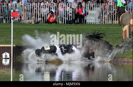 James O'Haire und China Doll Herbst am See bei Tag vier der Mitsubishi Motors Badminton Horse Trials im Badminton, Gloucestershire. Stockfoto