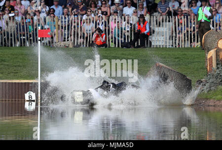 James O'Haire und China Doll Herbst am See bei Tag vier der Mitsubishi Motors Badminton Horse Trials im Badminton, Gloucestershire. Stockfoto