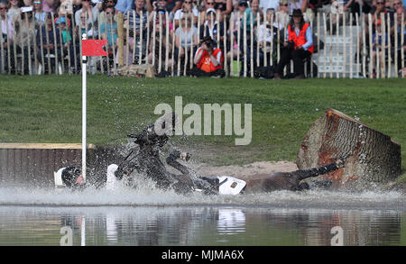 James O'Haire und China Doll Herbst am See bei Tag vier der Mitsubishi Motors Badminton Horse Trials im Badminton, Gloucestershire. Stockfoto