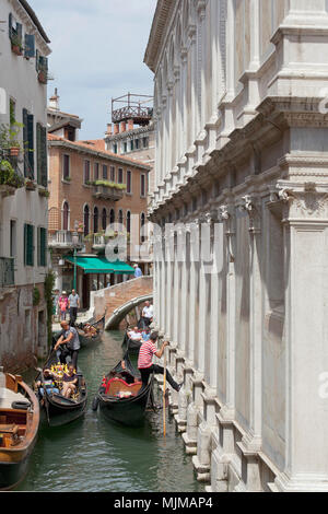 Gondoliere in Venedig Stockfoto