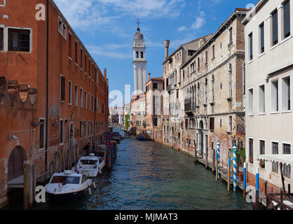 Kanal in Venedig, mit schiefer Glockenturm von San Giorgio dei Greci Stockfoto