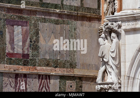 Statuen und Detail der Marmor auf Basilika St. Marks, Markusplatz, Venedig Stockfoto