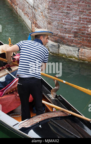 Gondoliere in Venedig Stockfoto