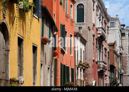 Farbenfrohe Gebäude in Venedig Stockfoto