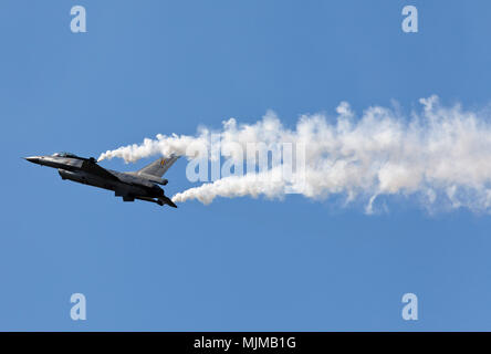 Bin F-16 Fighting Falcon in Biggin Hill Airshow Stockfoto