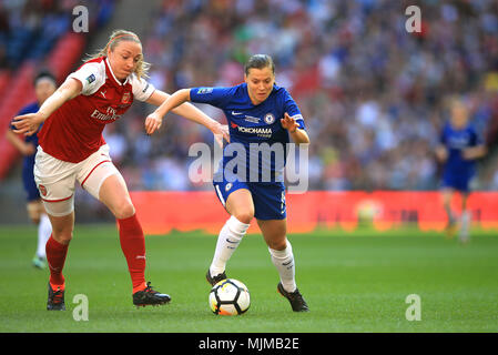 Von Arsenal Frauen Louise Quinn (links) und Chelsea's Fran Kirby (Mitte) Kampf um den Ball während des SSE Frauen FA Cup Finale im Wembley Stadion, London. Stockfoto