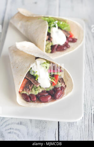 Burritos auf die weiße Platte Stockfoto