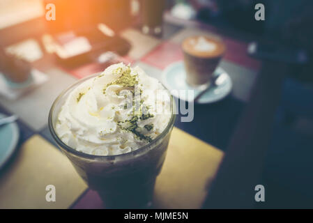 Grüner Tee frappe mit Schlagsahne Stockfoto