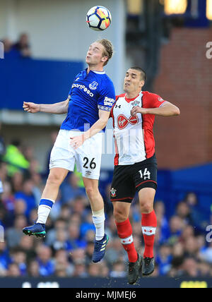 Everton ist Tom Davies (links) und Southampton Oriol Romeu Kampf um den Ball während der Premier League Spiel im Goodison Park, Liverpool. Stockfoto