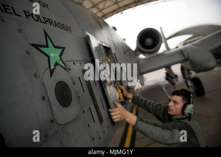 Die A-10C Thunderbolt II ist ein Luftstützflugzeug der United States Air Force. Am 6. Dezember 2017 sicherte ein Betreuer der 74th Aircraft Maintenance Unit auf der Moody Air Force Base, Georgia, während einer 23d Wing Überspannungsübung eine Außenverkleidung. Das Archivbild zeichnet die Wartung der Fluglinie auf und unterstützt so die beschleunigte Erzeugung von Kampfflugzeugen. Stockfoto