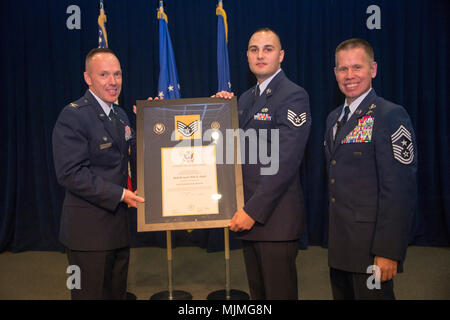 Acht Mannschaften Mitglieder gehören Staff Sergeant Raylee D. Phillips, 61 MDS/SGSM; SrA Laurence A. Limlangco, SMC/FMF; SrA Kiana Davalos, 61 MDS/SGSL; Brent M.Koch, 61 CS/SCO; John J. Egloff, SMC/DS; Michael R. Castronuebo, 61 MDS/SGPM; Randall J. Schopper jr., 61 MDS/SGSM; und SrA Adam L. Cushman, 61 CS SFS, wurden einige der neuesten Mitglieder der Luftwaffe der Unteroffizier und wurden in der Gordon Conference Center des Schriever Raum Komplex während der Raum und Missile Systems Center Senior NCO Induktion Zeremonie Dec 6, 2017 Los Angeles Air Force Base in El Segundo geehrt, Cal Stockfoto