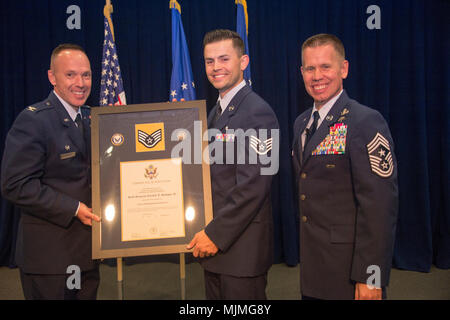 Acht Mannschaften Mitglieder gehören Staff Sergeant Raylee D. Phillips, 61 MDS/SGSM; SrA Laurence A. Limlangco, SMC/FMF; SrA Kiana Davalos, 61 MDS/SGSL; Brent M.Koch, 61 CS/SCO; John J. Egloff, SMC/DS; Michael R. Castronuebo, 61 MDS/SGPM; Randall J. Schopper jr., 61 MDS/SGSM; und SrA Adam L. Cushman, 61 CS SFS, wurden einige der neuesten Mitglieder der Luftwaffe der Unteroffizier und wurden in der Gordon Conference Center des Schriever Raum Komplex während der Raum und Missile Systems Center Senior NCO Induktion Zeremonie Dec 6, 2017 Los Angeles Air Force Base in El Segundo geehrt, Cal Stockfoto