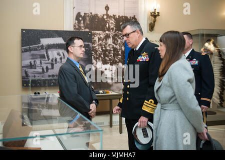 Tim Frank (links), Historiker, Arlington National Cemetery bietet eine Führung durch die Gedenkstätte Amphitheater Anzeige Zimmer zum stellvertretenden Leiter der Australian Defence Force, Vice Adm. Ray Griggs (Mitte), und sein Ehegatte, Chloe (rechts), auf dem Arlington National Cemetery, Arlington, Virginia, Dez. 7, 2017. Griggs teilgenommen haben früher in einem bewaffneten Kräfte die volle ehrt Wreath-Laying Zeremonie am Grab des Unbekannten Soldaten. (U.S. Armee Foto von Elizabeth Fraser/Arlington National Cemetery/freigegeben) Stockfoto