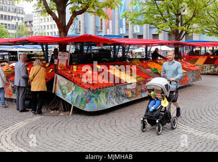 Stockholm, Schweden, 23. Mai 2017: ein Mann mit einem Kinderwagen auf dem Marktplatz Hötorget in der Innenstadt von Stockholm, wo Obst- und Gemüsehandel pla nimmt Stockfoto