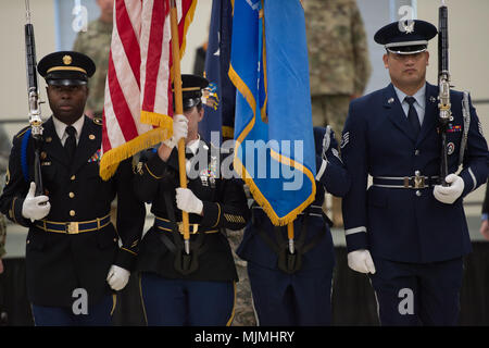 Color Guard Mitglieder der Oklahoma Army und Air National Guard die Farben entfernen Sie während der Adjutant General Ändern des Befehls Zeremonie an der Normannischen Armee finden in Norman, Okla., Dez. 9, 2017. Während der Zeremonie, Gouverneur Mary Fallin ernannt Generalmajor Michael Thompson, Adjutant General für Oklahoma, übernehmen das Kommando der Oklahoma National Guard von Brig. Gen. Louis Wilham, interim Adjutant General. (U.S. Air National Guard Foto: Staff Sgt. Tyler Woodward) Stockfoto