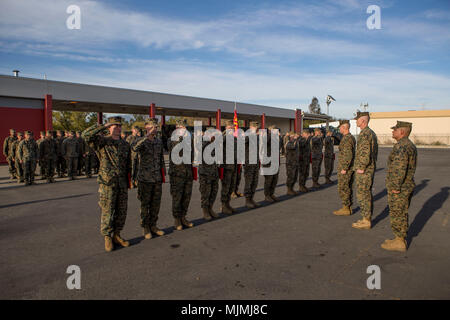 Us-Marines mit 2.Bataillon, 23 Marine Regiment, 4 Marine Division, sind die Navy Marine Corps Commendation Medal von Oberst Steven J. Weiß, der kommandierende Offizier der 23 Marine Regiment vergeben, für das Erwerben der Super Squad Wettbewerb Medaille während einer Division-weiten Gruppe Wettbewerb, Pico Rivera, Kalifornien. Dez. 9, 2017. Die Super Squad Wettbewerb soll eine 14-Mann Infanterie Squad in ein weites Feld und Live-fire Evolution zu bewerten. (U.S. Marine Corps Foto von Lance Cpl. Ricardo Davila / freigegeben) Stockfoto