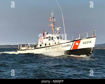 Der Küstenwache boot Besatzung an Bord der Triumph II, ein 52-Fuß-Motor Leben Boot von Coast Guard Kap Enttäuschung, die Durchführung einer Tow vor der pazifischen Nordwestküste, 10.12.2017. Der Triumph II ist eines von nur vier 52-MLB in der Küstenwache und ist speziell für die tiefen Wasser des Pazifischen Nordwesten entwickelt. U.S. Coast Guard Foto von Petty Officer 2. Klasse Matthew Fishler Stockfoto