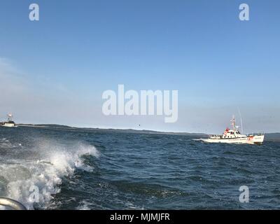 Der Küstenwache boot Besatzung an Bord der Triumph II, ein 52-Fuß-Motor Leben Boot von Coast Guard Kap Enttäuschung, schleppt die 58-Fuß-Schiff Ashlyne nach Astoria, Erz, 10.12.2017. Während die Station hat sowohl 52-MLB und 47-Fuß-Motor Leben Boote, die 52-MLB wurde speziell für diese Maßnahme entschieden, da es an der Kreuzung der Columbia River Bar besser fähig ist und hat eine höhere Anhängelast. U.S. Coast Guard Foto von Petty Officer 2. Klasse Matthew Fishler Stockfoto