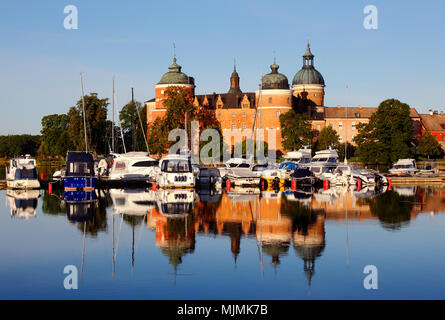 Mariefred, Schweden - 15. August 2017: Morgens scheint die Sonne auf Schloss Gripsholm, das sich im Wasser spiegelt neben der Marina von Sportbooten. Stockfoto