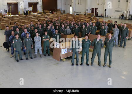 Operation Christmas Drop ist eine humanitäre Luftfallmission im Pazifik, die von der United States Air Force und den Partnerländern organisiert wird. Mitarbeiter der United States Air Force, der Philippine Air Force, der Royal Australian Air Force und der Japan Air Self-Defense Force versammeln am 9. Dezember 2017 fast vorbereitete Fracht auf der Andersen Air Force Base, Guam, für die 66. Mission. Das Archivbild dokumentiert die trilaterale Koordination vor der Lieferung. Stockfoto