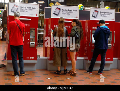 Kopenhagen, Dänemark - 24 August, 2017: die Menschen kaufen von Tickets aus dem Automaten am Hauptbahnhof von Kopenhagen. Stockfoto
