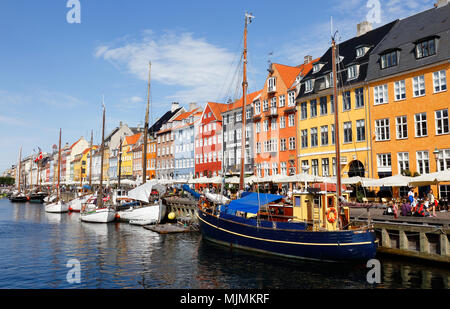 Kopenhagen, Dänemark - 24 August, 2017: Blick auf die touristische Attraktion Bereich Nyhavn mit Restaurants und bunten Gebäude am Wasser mit alten b Stockfoto