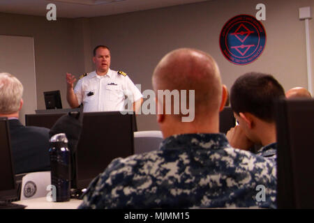 San Diego, Kalifornien (31. 8, 2017) Norwegischen Marine Leiter der Anti-Air Kriegsführung Cmdr. Frode Hellstrom, präsentiert eine kurze nach den US-amerikanischen und norwegischen Marineoffiziere während eines taktischen Arbeitsgruppe an der Naval Oberfläche und Mine Entwicklungszentrum Warfighting Headquarters, Dez. 8. Die taktische Arbeitsgruppe ist eine fortlaufende Anstrengung zwischen der Königlichen Norwegischen Marine Maritime Warfare Center und das Naval Oberfläche und Mine Warfighting Entwicklung Mitte der Interoperabilität zwischen den Flotten zu erhöhen. SMWDC ist einer von fünf der Marine Warfighting Entwicklungszentren und seine Mission ist die Letalität und t zu erhöhen. Stockfoto