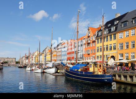 Kopenhagen, Dänemark - 24 August, 2017: Blick auf den Kanal vor dem bunten Gebäude mit Restaurants in Nyhavn. Stockfoto