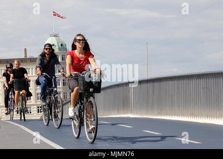 Kopenhagen, Dänemark - 24 August, 2017: Eine Gruppe von drei Radfahrer Zyklen über die Brücke Inderhavnbroen. Stockfoto