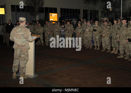 Oberst Phillip Baker, 1 Air Cavalry Brigade, 1.Kavallerie Division Commander, spricht mit Air Cav Troopers vor dem Baum Beleuchtung Dez. 11 in der Nähe von Storck Kaserne in Illesheim, Deutschland. (U.S. Armee Foto von SPC. DeMarco Wills, 1. Cav. Div. PAO (freigegeben) Stockfoto